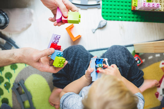 Ebeveyn-Çocuk İlişkinizi Güçlendiren 5 Eğitici Oyuncak Aktivitesi